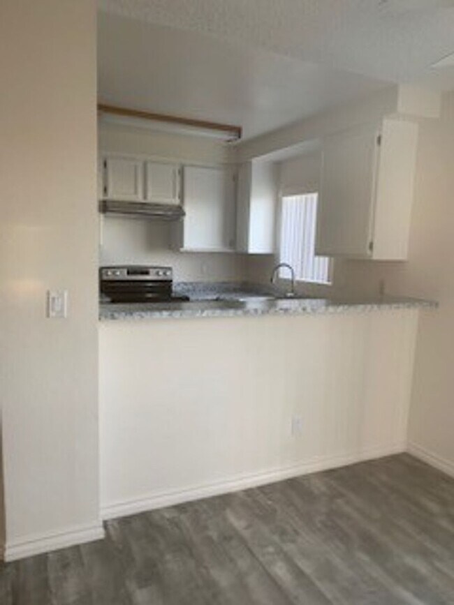 Building Photo - Update unit!!