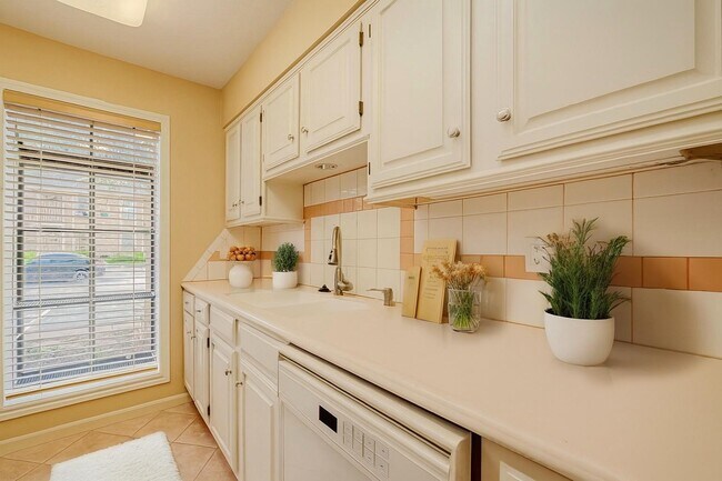 Building Photo - 1311 Antoine Dr