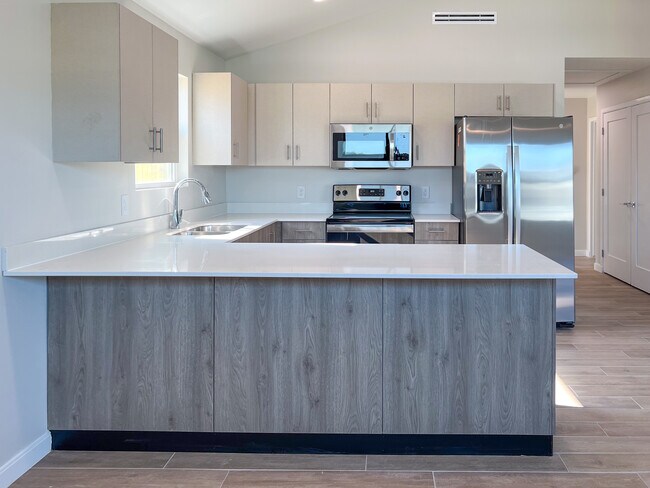 Building Photo - 1400 E Iris Ave