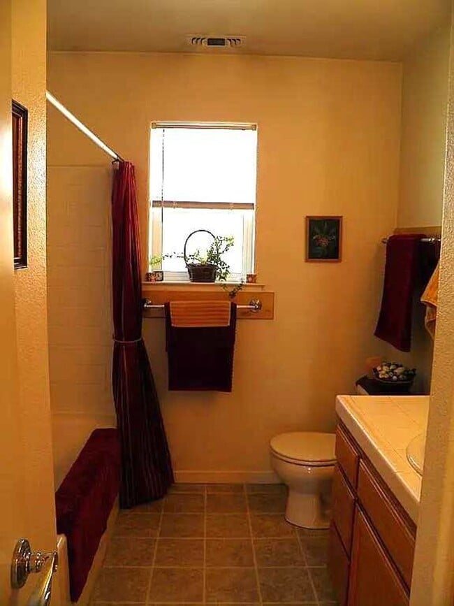 Building Photo - 2 bedroom, 2 bath in Grass Valley, CA