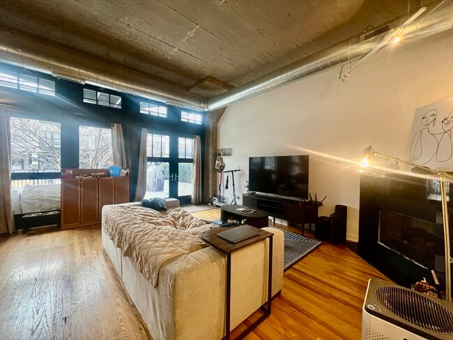Building Photo - 1151 W 15th St