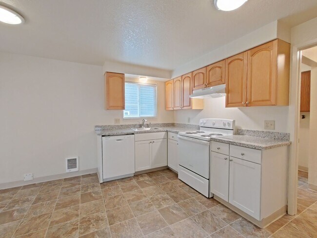 Building Photo - Remodeled 3 Bedroom Duplex ~ Albany ~ Pet ...