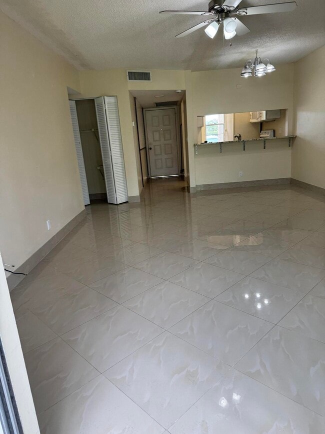 Building Photo - 9921 Three Lakes Cir