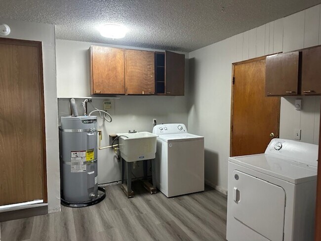 Building Photo - Lightly Updated 4 Bed Everett Home w/ Large Detached Garage/Workshop!