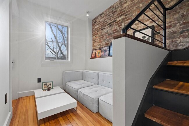 Building Photo - 15 Regent Cir