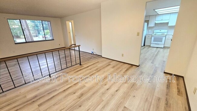 Building Photo - 5401 Pineridge Dr NE