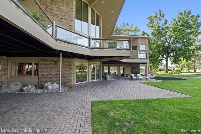 Building Photo - 3333 W Shore Dr