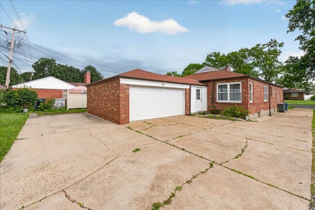 Building Photo - 5907-5909-5909 Jamieson Ave
