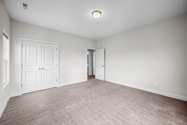 Building Photo - 505 E Black Water Ln