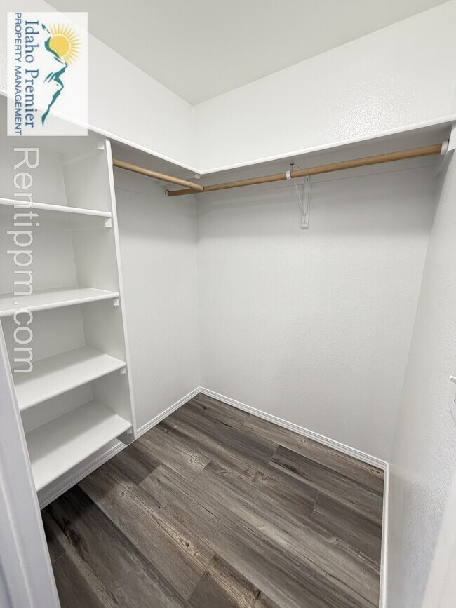 Building Photo - 2200 E Grapewood Dr