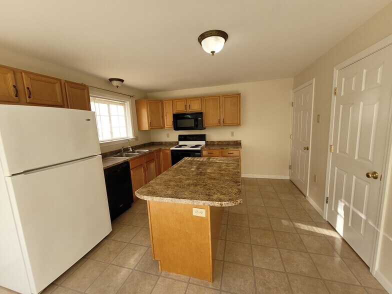 Building Photo - 10 Lupine Rd