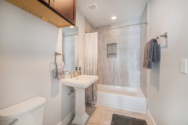 Building Photo - 925 Herkimer St