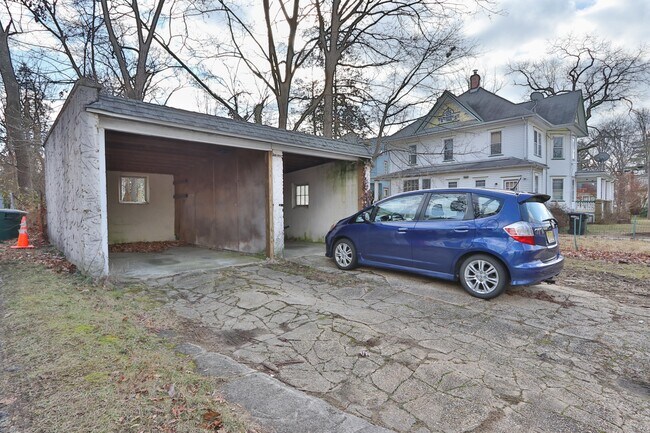 Building Photo - 503 S Broadway