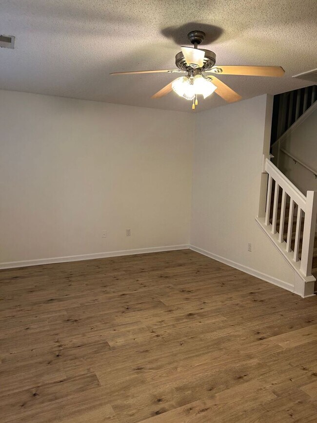 Building Photo - Oak Bluff Townhome