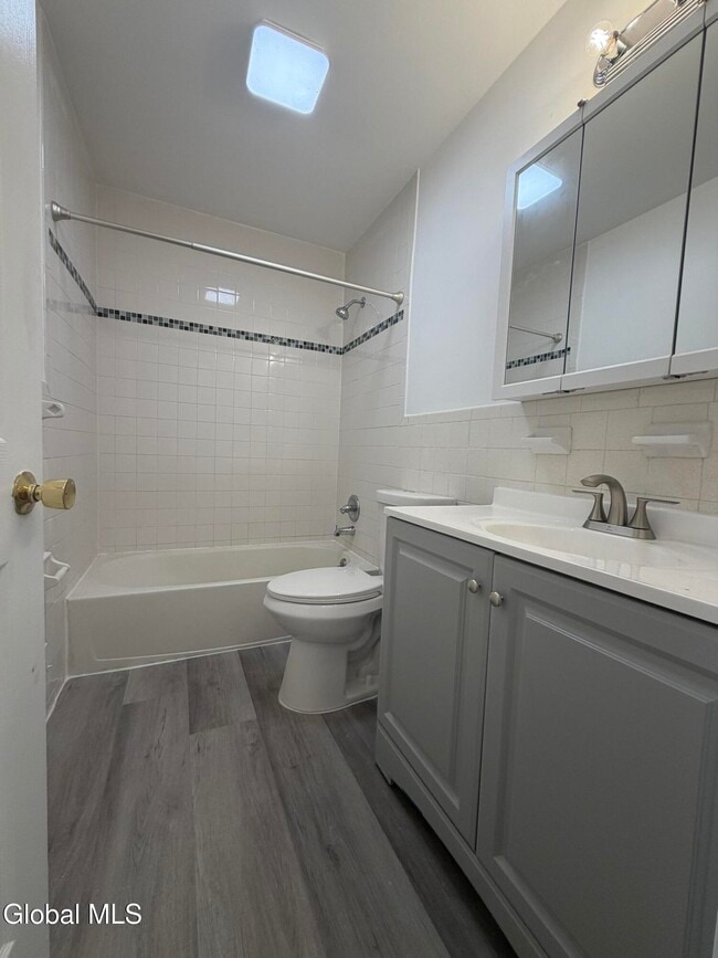 Building Photo - 5 Saybrook Dr