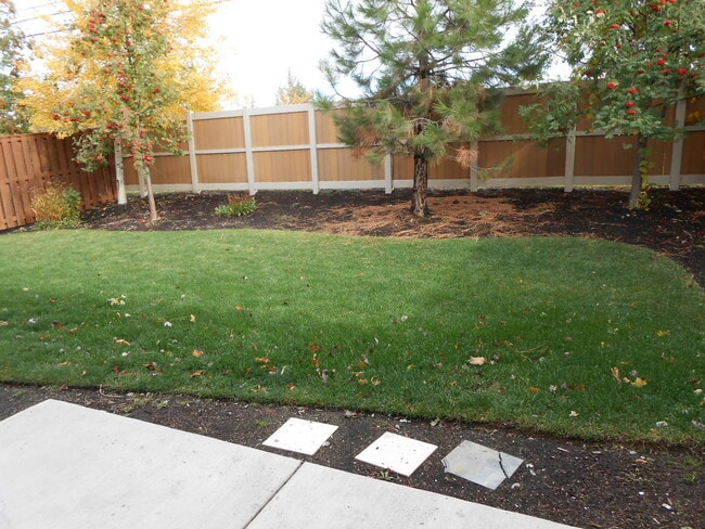 Building Photo - VIDEOTOUR: Stunning Home with Lots of Spac...