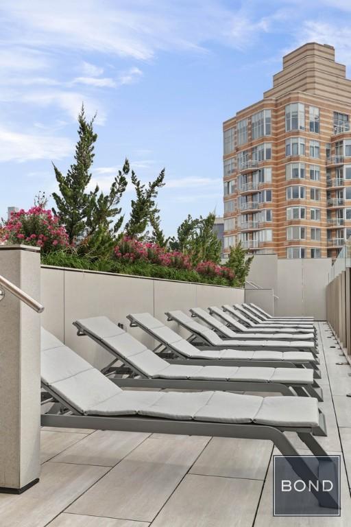 Building Photo - 520 W 43rd St