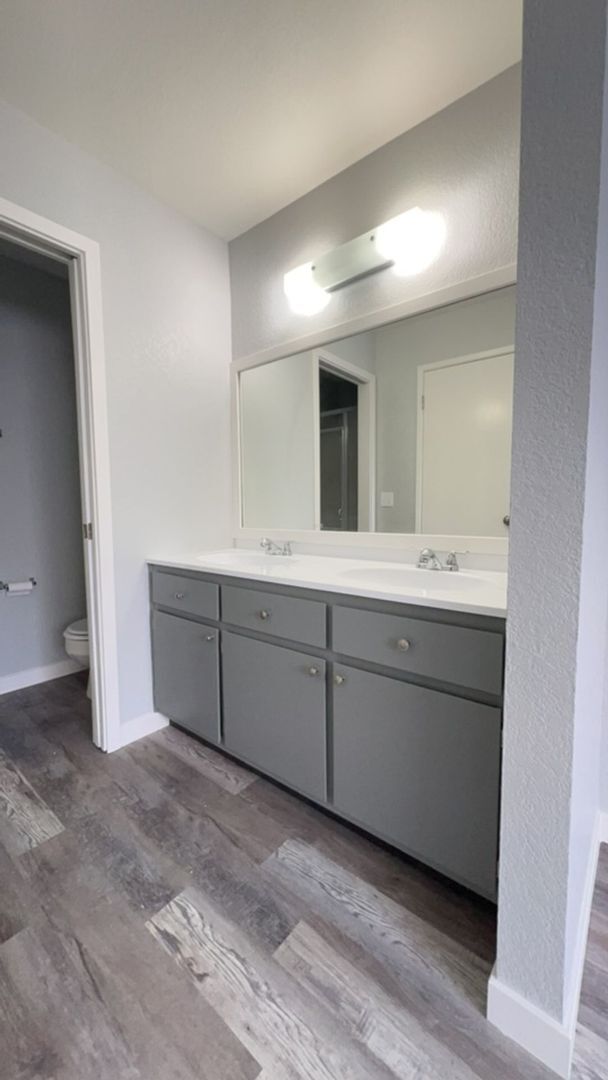 Building Photo - Newley Renovated 2 bedroom Duplex.