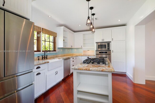 Building Photo - 2527 Inagua Ave
