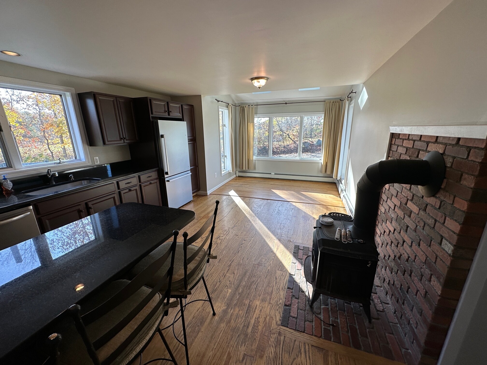 Kitchen area looking towards dining area - 480 Newington Rd