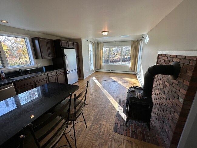 Kitchen area looking towards dining area - 480 Newington Rd