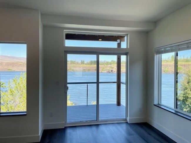 Building Photo - Brand New Luxury Construction with a River View!