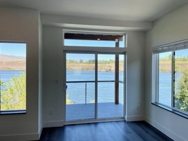 Building Photo - Luxury Rental With A River View