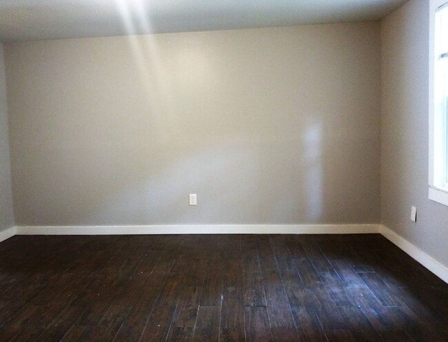 Building Photo - ~ ~ ~ ~ ~ YOU CAN'T BEAT THIS VALUE! ~ ~ ~ ~ ~  Spacious 3/2 Bungalow on a Quiet Street ~