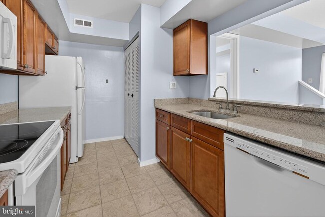 Building Photo - 203 Gregorys Way