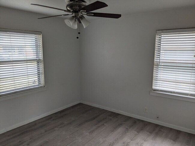 Building Photo - Spacious 4 Bed 2 Bath with Enclosed Patio and Stainless Steel Appliances