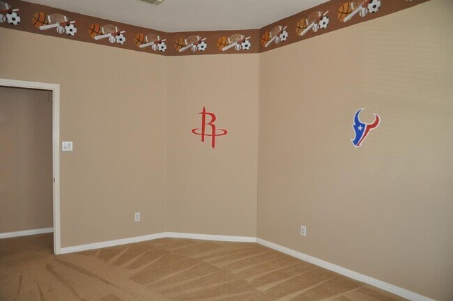 Building Photo - 2222 Drake Falls Dr