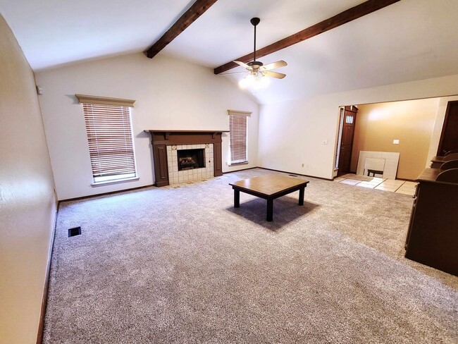 Building Photo - Spacious Living in a Prime Yukon Location