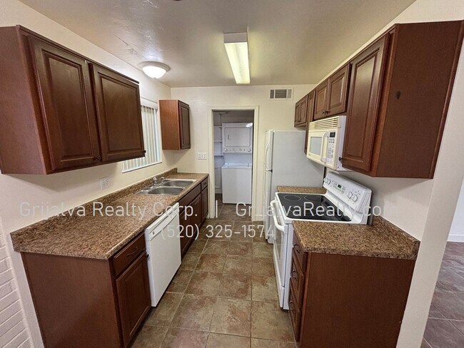 Building Photo - 4347 E Bellevue St