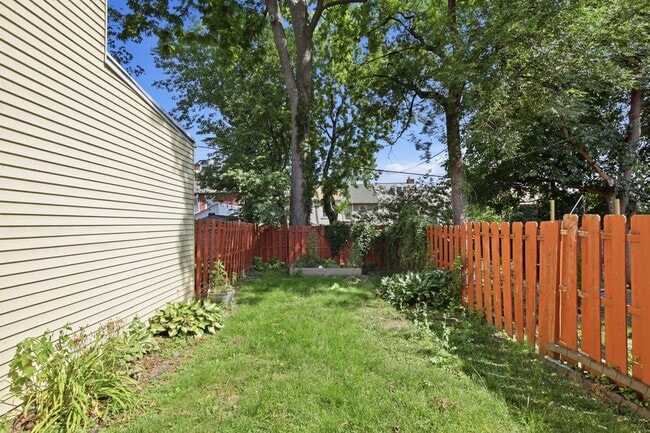 Building Photo - Beautiful 3BR 1.5 Townhouse in North East Lancaster City!