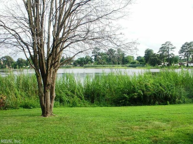 Building Photo - 2 BED / 1.5 BATH CONDO