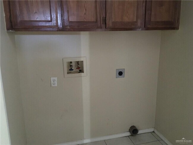 Building Photo - 9 Angus St