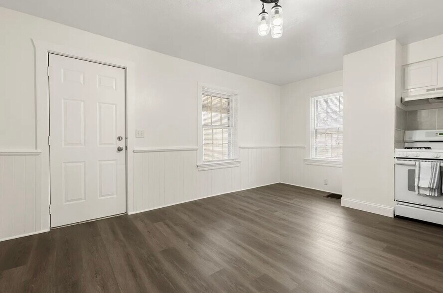 Building Photo - 223 Oakwood Ave