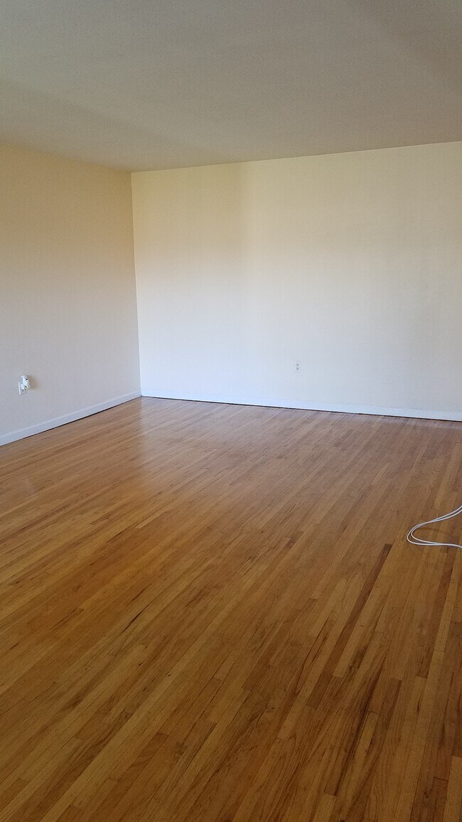 Livingroom - 605 Grove St