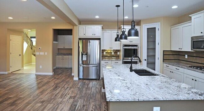 Building Photo - Stunning Executive Home (former model) in ...