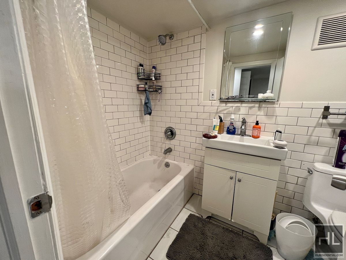 Building Photo - 1BR 1BA Townhouse All Utilities Included On Tree Lined Bushwick/Ridgewood Border