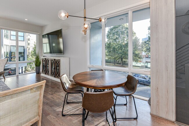 Building Photo - 1072 Kenilworth Ave