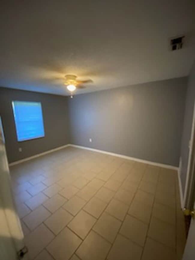 Building Photo - Three Bedroom Two Bath in the Combee Settl...