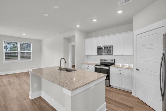 Building Photo - 514 Silky Oak Dr SE