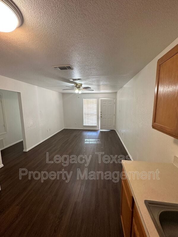 Building Photo - 901 N Border St