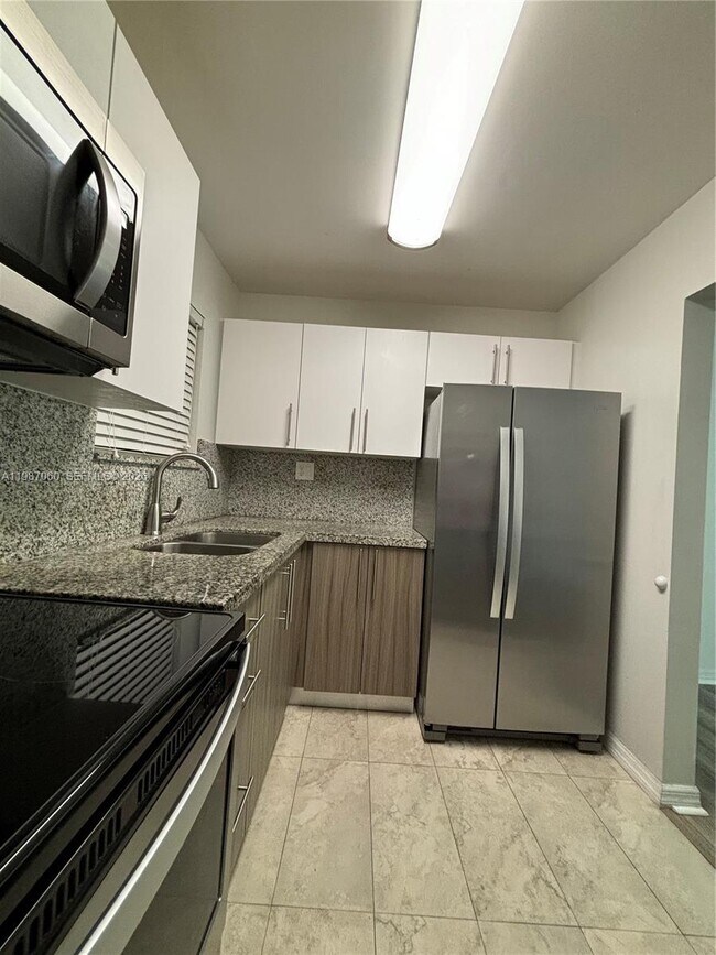 Building Photo - 7470 Miami Lakes Dr