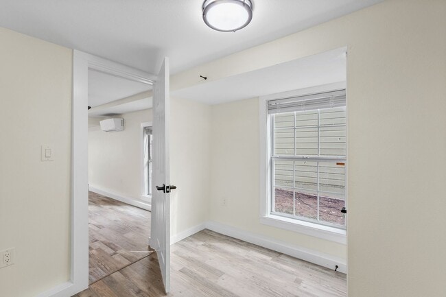 Building Photo - Updated 1 Bedroom / 1 Bathroom Apartment - Close to Campus