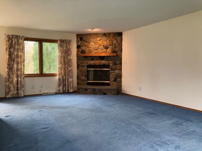 Building Photo - Spacious 4 bedroom, 2.5 Bath Two Story Home