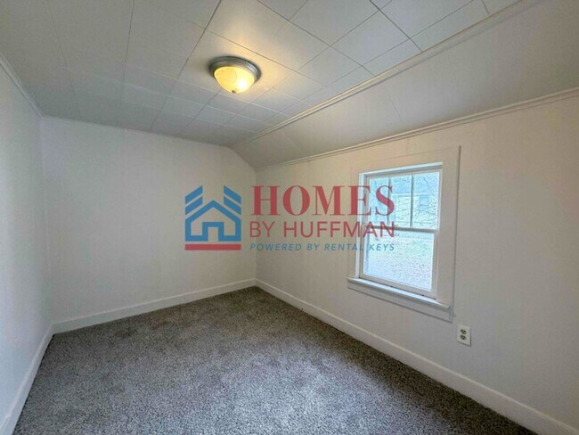 Building Photo - Two Bedroom House | Large Lot | Detached Garage