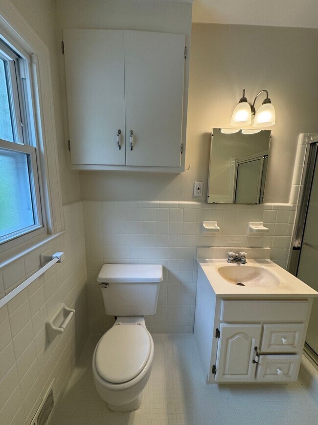 Building Photo - Renovated 4/3 House in North Hills- $1,995