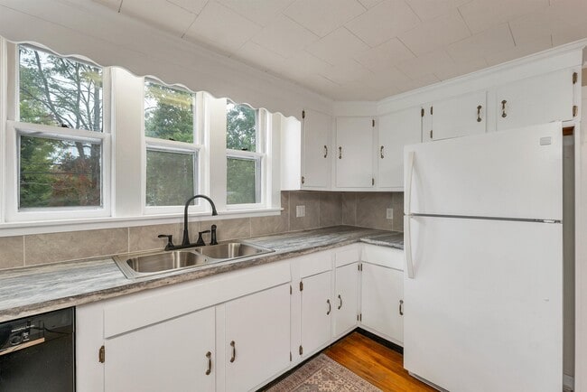 Building Photo - 86 Main St